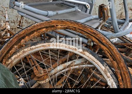 Aus dem See geborgen wurden Fahrräder und rostetes Metall Stockfoto