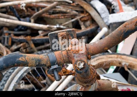 Aus dem See geborgen wurden Fahrräder und rostetes Metall Stockfoto