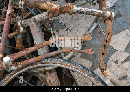 Aus dem See geborgen wurden Fahrräder und rostetes Metall Stockfoto