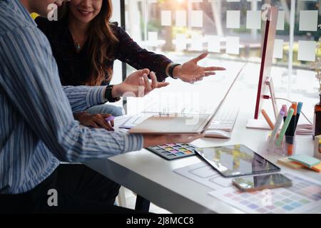 Das Team von UX Designern aus Cropped SHOT plant die Anwendungsentwicklung für Handyanwendungen. Stockfoto