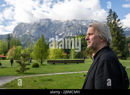 Garmisch Partenkirchen, Deutschland. 17.. Mai 2022. Dietmar Müller-Elmau, Hoteldirektor von Schloss Elmau. Die Einrichtung wird vom 26. Bis 28. Juni zum zweiten Mal Gastgeber des Summit 2022 G7 sein. Kredit: Peter Kneffel/dpa/Alamy Live Nachrichten Stockfoto