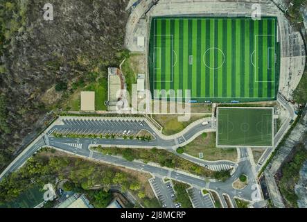 CARACAS, VENEZUELA - MAI 2022: Fußballstadion des Cocodrilos Sports Park in Caracas. Luftaufnahme. Stockfoto