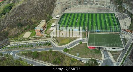 CARACAS, VENEZUELA - MAI 2022: Fußballstadion des Cocodrilos Sports Park in Caracas. Luftaufnahme. Stockfoto