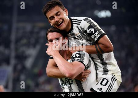 Dusan Vlahovic von Juventus FC feiert mit Paulo Dybala nach dem Tor von 1-0 während der Serie A 2021/2022 Fußballspiel zwischen Juventus Stockfoto