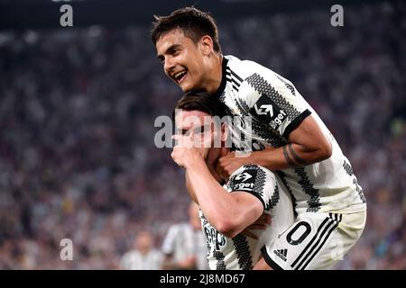 Dusan Vlahovic von Juventus FC feiert mit Paulo Dybala nach dem Tor von 1-0 während der Serie A 2021/2022 Fußballspiel zwischen Juventus Stockfoto