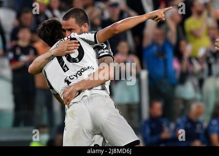 Paulo Dybala von Juventus FC feiert mit Leonardo Bonucci während der Serie A 2021/2022 Fußballspiel zwischen Juventus FC und SS Lazio in Juventus Stockfoto