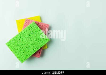 Draufsicht auf Zellulose-Schwammtücher auf grauem Hintergrund Stockfoto