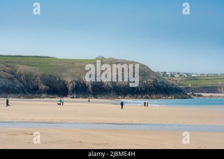 Whitesands Bay Beach, Blick auf einen sonnigen Tag, an dem Menschen am Sandstrand in Whitesands Bay, Pembrokeshire Coast, Wales, Großbritannien, spazieren gehen Stockfoto