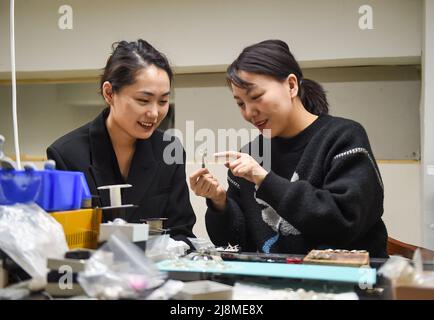 (220517) -- XILINGOL, 17. Mai 2022 (Xinhua) -- Tergel (L) und Zhang Aoyu sprechen auf ihrem Workshop in Xilinhot der Xilingol-Liga, der Autonomen Region Innere Mongolei im Norden Chinas, am 16. Mai 2022 über die Herstellung von Silberzubehör. Tergel, ein Mädchen der mongolischen Volksgruppe, und Zhang Aoyu, alle geboren im Jahr 1990s, waren mit ihrem Silberzubehör beschäftigt, das Geschäfte mit mongolischen Merkmalen in Xilinhot der Xilingol Liga machte. Sie kannten sich im Jahr 2014 als Studenten an der Universität der Inneren Mongolei, und ihre gemeinsamen Interessen in der traditionellen ethnischen Kunst machten die beiden Mädchen zu einem wahren Mädchen Stockfoto