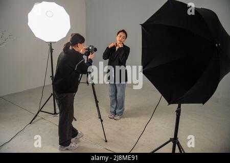 (220517) -- XILINGOL, 17. Mai 2022 (Xinhua) -- Zhang Aoyu (L) macht Fotos für Tergel mit silbernen Zubehörprodukten in ihrer Werkstatt in Xilinhot der Xilingol-Liga, der Autonomen Region Innere Mongolei im Norden Chinas, 16. Mai 2022. Tergel, ein Mädchen der mongolischen Volksgruppe, und Zhang Aoyu, alle geboren im Jahr 1990s, waren mit ihrem Silberzubehör beschäftigt, das Geschäfte mit mongolischen Merkmalen in Xilinhot der Xilingol Liga machte. Sie kannten sich im Jahr 2014 als Studenten an der normalen Universität der Inneren Mongolei, und ihre gemeinsamen Interessen in der traditionellen ethnischen Kunst machten beide aus Stockfoto