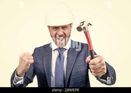 Ich nagele es. Verrückter Ingenieur hält Hammer selektiven Fokus. Hammerarbeit Stockfoto