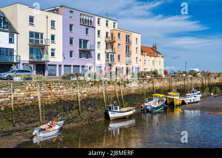 Farbenfrohe, moderne Apartments in Shorehead am Hafen von St Andrews im Royal Burgh of St Andrews in Fife, Schottland, Großbritannien Stockfoto