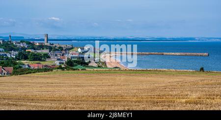 Panoramablick über das Stoppelfeld zum East Sands Beach, Pier und Küstenstadt St. Andrews in Fife, Schottland, Großbritannien Stockfoto