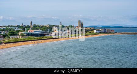 Erhöhter Blick auf den East Sands Beach im Royal Burgh of St Andrews in Fife, Schottland, Großbritannien Stockfoto