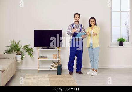 Portrait von glücklicher Mechaniker und Klient zeigt Daumen nach oben Stockfoto