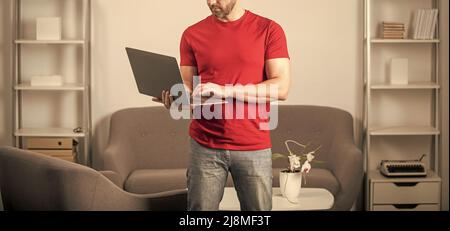 Freiberufler schreiben online. Kerl mit Laptop für das Bloggen. Social Network und Weblog. Stockfoto