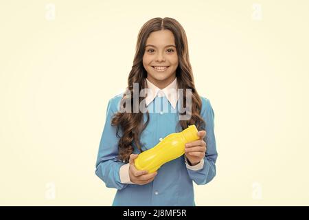 Happy Hungry Mädchen halten gelbe Plastikflasche mit Trinkjoghurt für gesundes Frühstück Mahlzeit, Hunger Stockfoto