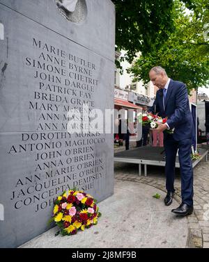 Taoiseach Micheal Martin legt in der Talbot Street Dublin während einer Zeremonie anlässlich des 48.. Jahrestages der Bombenanschläge von Dublin und Monaghan einen Kranz nieder. Bilddatum: Dienstag, 17. Mai 2022. Stockfoto