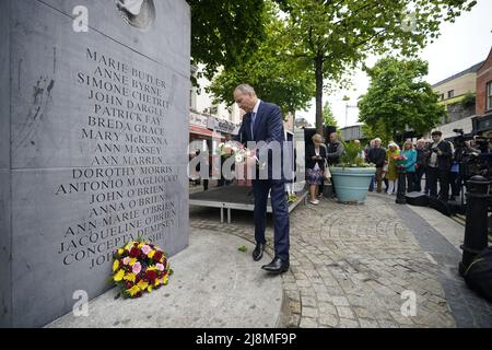 Taoiseach Micheal Martin legt in der Talbot Street Dublin während einer Zeremonie anlässlich des 48.. Jahrestages der Bombenanschläge von Dublin und Monaghan einen Kranz nieder. Bilddatum: Dienstag, 17. Mai 2022. Stockfoto