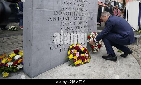 Taoiseach Micheal Martin legt in der Talbot Street Dublin während einer Zeremonie anlässlich des 48.. Jahrestages der Bombenanschläge von Dublin und Monaghan einen Kranz nieder. Bilddatum: Dienstag, 17. Mai 2022. Stockfoto