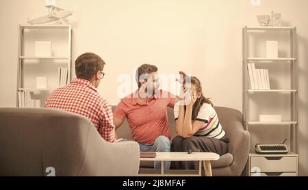 Paar sitzt bei Psychologen Lösung Aggression Problem, Familie Anwalt Stockfoto