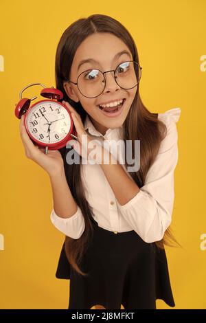 Pünktlichkeit. Letzte Chance. Pünktlich teen Mädchen Überprüfung der Zeit. Stauned Nerd Kind hören den Alarm Stockfoto