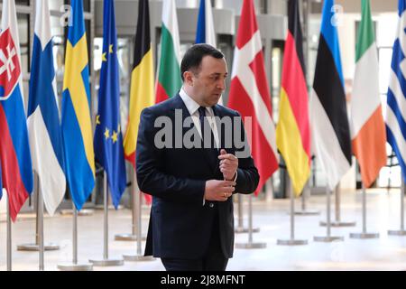 Brüssel, Belgien. 17.. Mai 2022. Der georgische Premierminister Irakli Garibashvili wird vor einem Treffen am 17. Mai 2022 in Brüssel vom Präsidenten des Europäischen Rates, Charles Michel, begrüßt. Kredit: ALEXANDROS MICHAILIDIS/Alamy Live Nachrichten Stockfoto