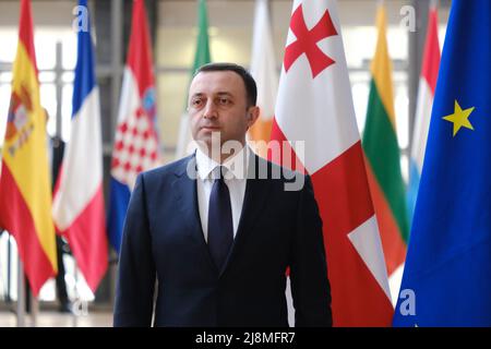 Brüssel, Belgien. 17.. Mai 2022. Der georgische Premierminister Irakli Garibashvili wird vor einem Treffen am 17. Mai 2022 in Brüssel vom Präsidenten des Europäischen Rates, Charles Michel, begrüßt. Kredit: ALEXANDROS MICHAILIDIS/Alamy Live Nachrichten Stockfoto