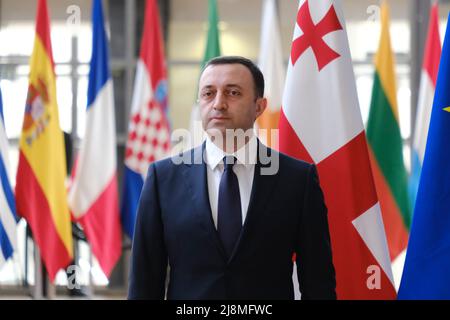 Brüssel, Belgien. 17.. Mai 2022. Der georgische Premierminister Irakli Garibashvili wird vor einem Treffen am 17. Mai 2022 in Brüssel vom Präsidenten des Europäischen Rates, Charles Michel, begrüßt. Kredit: ALEXANDROS MICHAILIDIS/Alamy Live Nachrichten Stockfoto