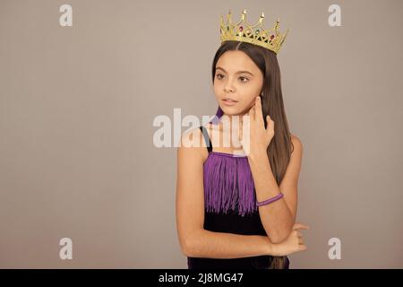 Egoistische Mädchen tragen Luxus Schmuck Krone grau Hintergrund kopieren Raum, Belohnung Stockfoto