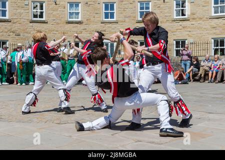 Fool's Gambit Morris-Team bei Bakewell Stockfoto