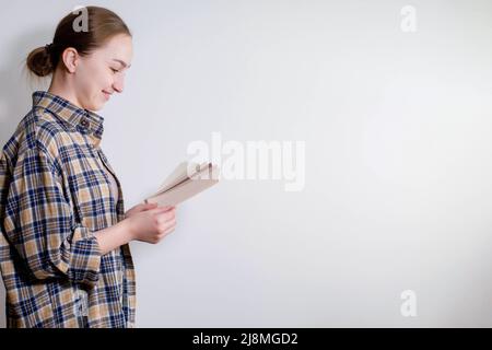 Die junge Frau hält Farbproben für die Wand in der Hand Stockfoto