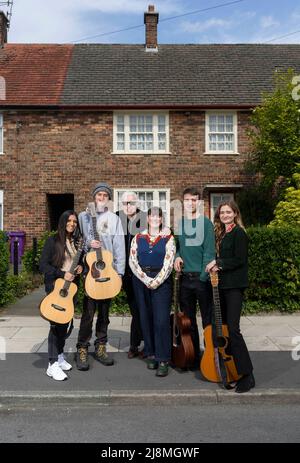 REDAKTIONELLE VERWENDUNG NUR Mike McCartney, Bruder von Sir Paul McCartney (Mitte links), außerhalb der 20 Forthlin Road in Liverpool, ihrem Elternhaus, mit Künstlern (von links nach rechts) Serena Ittoo, Dullan, Humm, die Carys Lewin und Arty Jackson sind, Und Emily Theodora, die vier Acts sind, die vom National Trust für die „Forthlin Sessions“ ausgewählt wurden, ein Programm, das unsignierten Musikern die Möglichkeit gibt, „The Birthplace of the Beatles“ zu besuchen, zu schreiben und aufzutreten. Bilddatum: Dienstag, 17. Mai 2022. 'The Forthlin Sessions' wird in diesem Jahr aufgenommen, veröffentlicht und zeitgleich mit Pauls 80. bir veröffentlicht Stockfoto