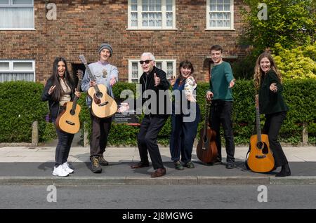 REDAKTIONELLE VERWENDUNG NUR Mike McCartney, Bruder von Sir Paul McCartney (Mitte links), außerhalb der 20 Forthlin Road in Liverpool, ihrem Elternhaus, mit Künstlern (von links nach rechts) Serena Ittoo, Dullan, Humm, die Carys Lewin und Arty Jackson sind, Und Emily Theodora, die vier Acts sind, die vom National Trust für die „Forthlin Sessions“ ausgewählt wurden, ein Programm, das unsignierten Musikern die Möglichkeit gibt, „The Birthplace of the Beatles“ zu besuchen, zu schreiben und aufzutreten. Bilddatum: Dienstag, 17. Mai 2022. 'The Forthlin Sessions' wird in diesem Jahr aufgenommen, veröffentlicht und zeitgleich mit Pauls 80. bir veröffentlicht Stockfoto