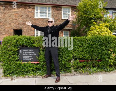 NUR FÜR REDAKTIONELLE VERWENDUNG Mike McCartney, Bruder von Sir Paul McCartney, außerhalb der 20 Forthlin Road in Liverpool, ihrem Elternhaus, in dem vier Acts vom National Trust ausgewählt wurden, um in den „Forthlin Sessions“ aufzutreten, ein Programm, das unsignierten Musikern die Möglichkeit gibt, Und treten im 'The Birthplace of the Beatles' auf. Bilddatum: Dienstag, 17. Mai 2022. 'The Forthlin Sessions' wird in diesem Jahr aufgenommen, veröffentlicht und veröffentlicht, anlässlich von Pauls 80.. Geburtstag im Juni und dem 60.. Jahrestag der Debüt-Single 'Love Me Do' der Band im Oktober. Bildnachweis sollte: Fabio De P Stockfoto