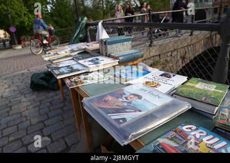 Tägliches Leben in Uppsalla, Schweden, während des Samstags. Hier eine Second-Hand-Buchhandlung am Fluss Fyrisån im Zentrum der Stadt. Stockfoto