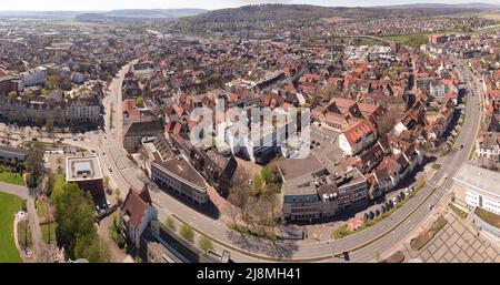 Luftaufnahme von Hameln an einem sonnigen Frühlingstag mit einem klaren blauen Himmel und ein paar Wolken. Niedersachsen. Deutschland. Stockfoto