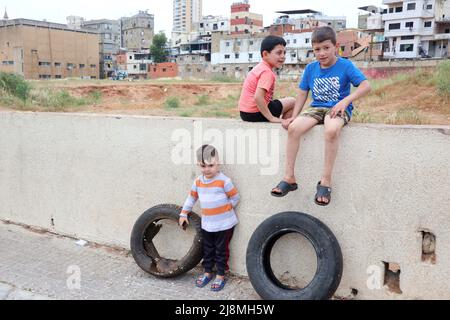 Beirut, Libanon. 16.. Mai 2022. Ein Blick auf das palästinensische Flüchtlingslager Mar Elias, Beirut, Mai 16 2022. Am 15. Mai haben 2022 Palästinenser auf der ganzen Welt den 74.. Jahrestag von Nakba gefeiert, eine Katastrophe, die sich auf den Verlust ihrer Heimat bezieht. Am 15. Mai 1948 erzwang der neu gegründete jüdische Staat Israel die Vertreibung von etwa 750.000 Palästinensern. (Foto: Elisa Gestri/Sipa USA) Quelle: SIPA USA/Alamy Live News Stockfoto