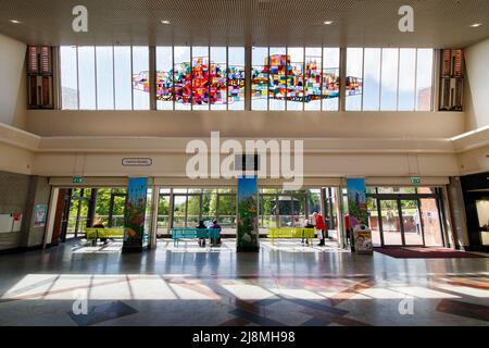 Ein Blick auf die bemalten Glaspaneele mit Blick auf Tamworth Castle vom Ankerside Shopping Centre, Tamworth, Staffordshire. Das Einkaufszentrum liegt im Herzen der Stadt. Stockfoto