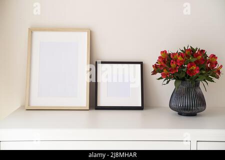 Holzrahmen mit leerem Raum im Schlafzimmer. Stockfoto