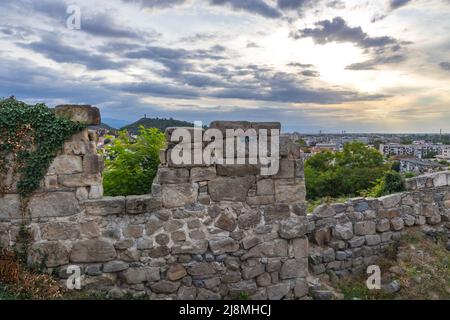 Alte Mauern auf dem Berg Nebet Tepe in Plovdiv, der Hauptstadt der Provinz Plovdiv im südlichen Zentrum Bulgariens Stockfoto