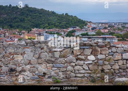 Ruinen der Festungsmauer auf dem Berg Nebet Tepe in Plovdiv, der Hauptstadt der Provinz Plovdiv im südlichen Zentrum Bulgariens Stockfoto