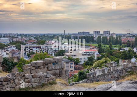 Ruinen der Festungsmauer auf dem Berg Nebet Tepe in Plovdiv, der Hauptstadt der Provinz Plovdiv im südlichen Zentrum Bulgariens Stockfoto