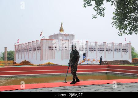 Das Mitglied des Teams für die Entsorgung von Nepalwaffen Amry macht Inspektion in dem Gebiet, in dem der indische Premierminister Narendra Modi von seinem nepalesischen Amtskollegen Sher Bahadur Deuba begleitet wird, um den Maya Devi Tempel, den Geburtsort von Lord Gautam Buddha im Rupandehi Distrikt in Nepal. Der Maya Devi Tempel, einer der UNESCO-Weltkulturerbestätten, der gemeinhin als Lumbini bekannt ist, beherbergt den Markerstein, die Krippenskulptur und die strukturellen Ruinen, die alle mit der Geburt von Lord Sakyamuni Buddha in Verbindung stehen. Der Markierstein zeigt den genauen Geburtsort an und die Krippe zeigt die Geburtsszene des Prinzen SIDD Stockfoto