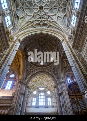 Gerippte gewölbte Decken und Kuppel des Querschiffs in der Mezquita-Kathedrale (große Moschee von Cordoba) - Cordoba, Spanien Stockfoto