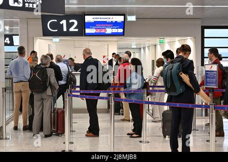 Frankreich. 16.. Mai 2022. Am 16. Mai 2022 warten die Menschen auf ihren Abflug am Flughafen Orly in Paris, Frankreich. Das Tragen einer Maske ist nicht mehr vorgeschrieben, nachdem Covid-19 Coronavirus-Fälle gefallen sind. (Foto: Lionel Urman/Sipa USA) Quelle: SIPA USA/Alamy Live News Stockfoto