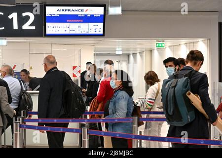 Frankreich. 16.. Mai 2022. Am 16. Mai 2022 warten die Menschen auf ihren Abflug am Flughafen Orly in Paris, Frankreich. Das Tragen einer Maske ist nicht mehr vorgeschrieben, nachdem Covid-19 Coronavirus-Fälle gefallen sind. (Foto: Lionel Urman/Sipa USA) Quelle: SIPA USA/Alamy Live News Stockfoto