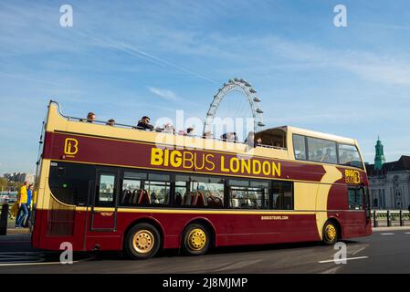 BigBus London, London Tour Bus auf der Westminster Bridge Road, London, UK mit London Eye. Stadtrundfahrt mit dem Bus. Big Bus Tours Stockfoto