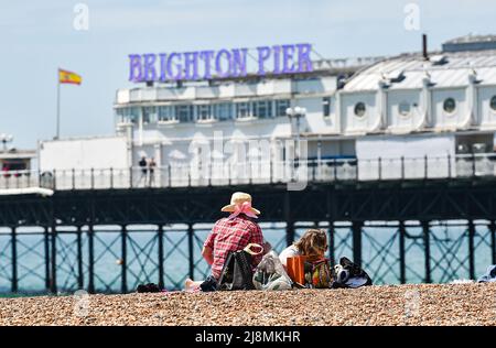 Brighton UK 17. May 2022 - Sonnenanbeter genießen das wunderschöne, heiße und sonnige Wetter am Brighton Beach, da heute mit den Temperaturen in einigen Teilen Großbritanniens das heißeste des Jahres sein wird, das voraussichtlich 26 Grad erreichen wird: Credit Simon Dack / Alamy Live News Stockfoto
