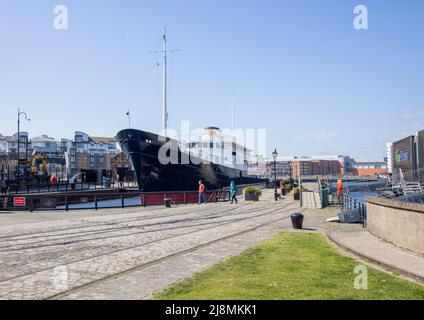 Ein luxuriöses, schwimmendes Hotel, das im Hafen von leith in edinburgh, schottland, liegt Stockfoto